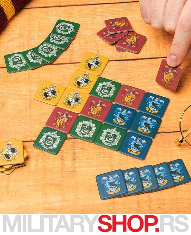 Hogwarts - Sortiranje u kuće igra predstavlja igru koja umnogome podseća na domine ali i na tetris.